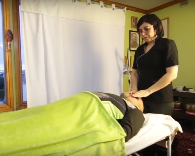 Cristina Saldivia dando Reiki