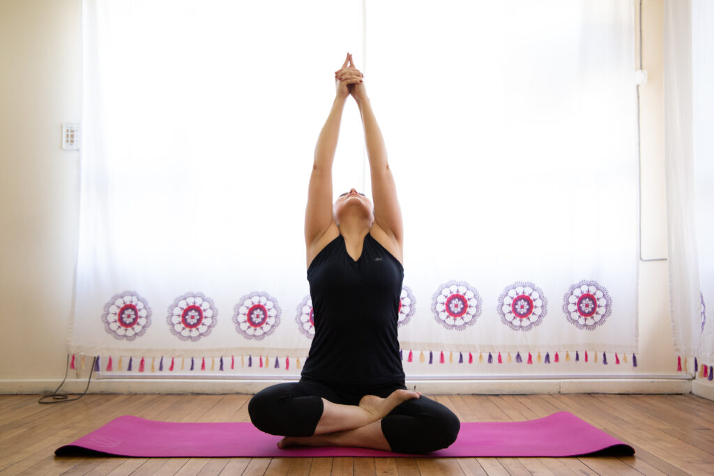 Cristina Saldivia en postura de yoga